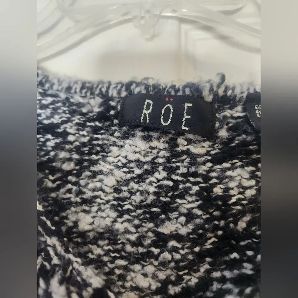Roe L White/ Black Longsleeves V-neck WOOL Blend Women’s Sweater